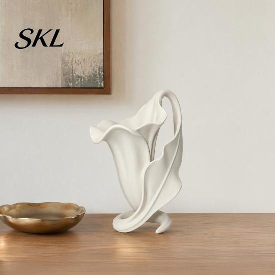 Künstlerisches Tischornament 3D-gedrucktes Calla-Lilien-Vasenornament, Eleganter matter Off-White Blumenhalter mit stabilem Spiral-Feinfinish-Sockel,