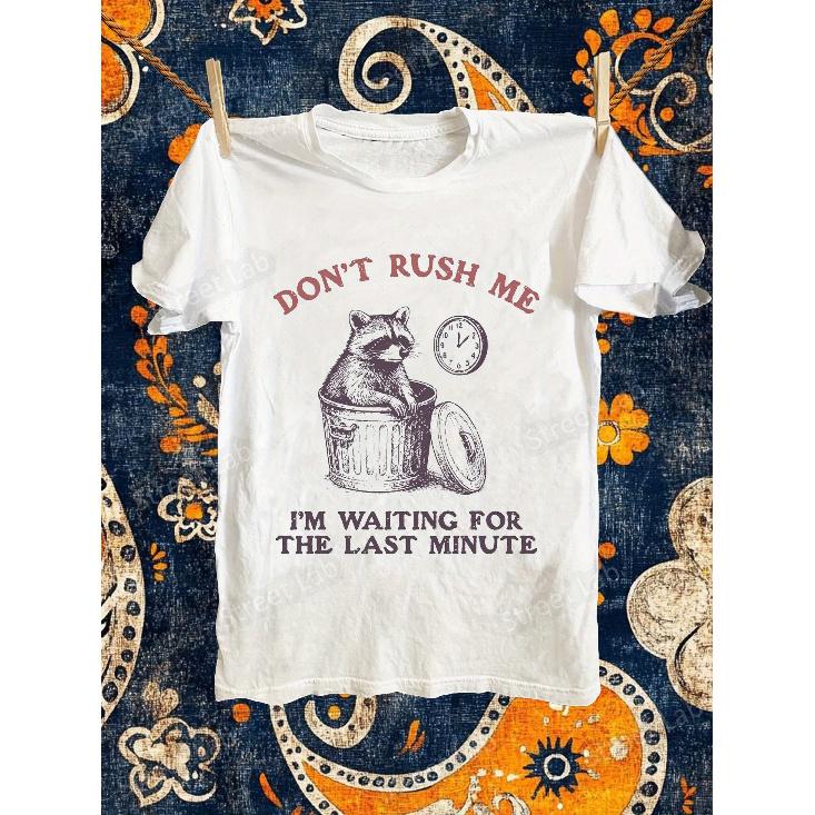Men S Vintage Graphic Tee - Don T Me, I M Waiting for The Last Minute. Humorous Design Featuring a Cute Raccoon And Clock Print, Made from Soft 100%, S белый