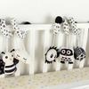 Jouets suspendus Siège auto Berceau Mobile Bébé Spiral Peluche Lit Poussette Barre Jouet Couleur Noir et Blanc avec Hochet Sifflet BB