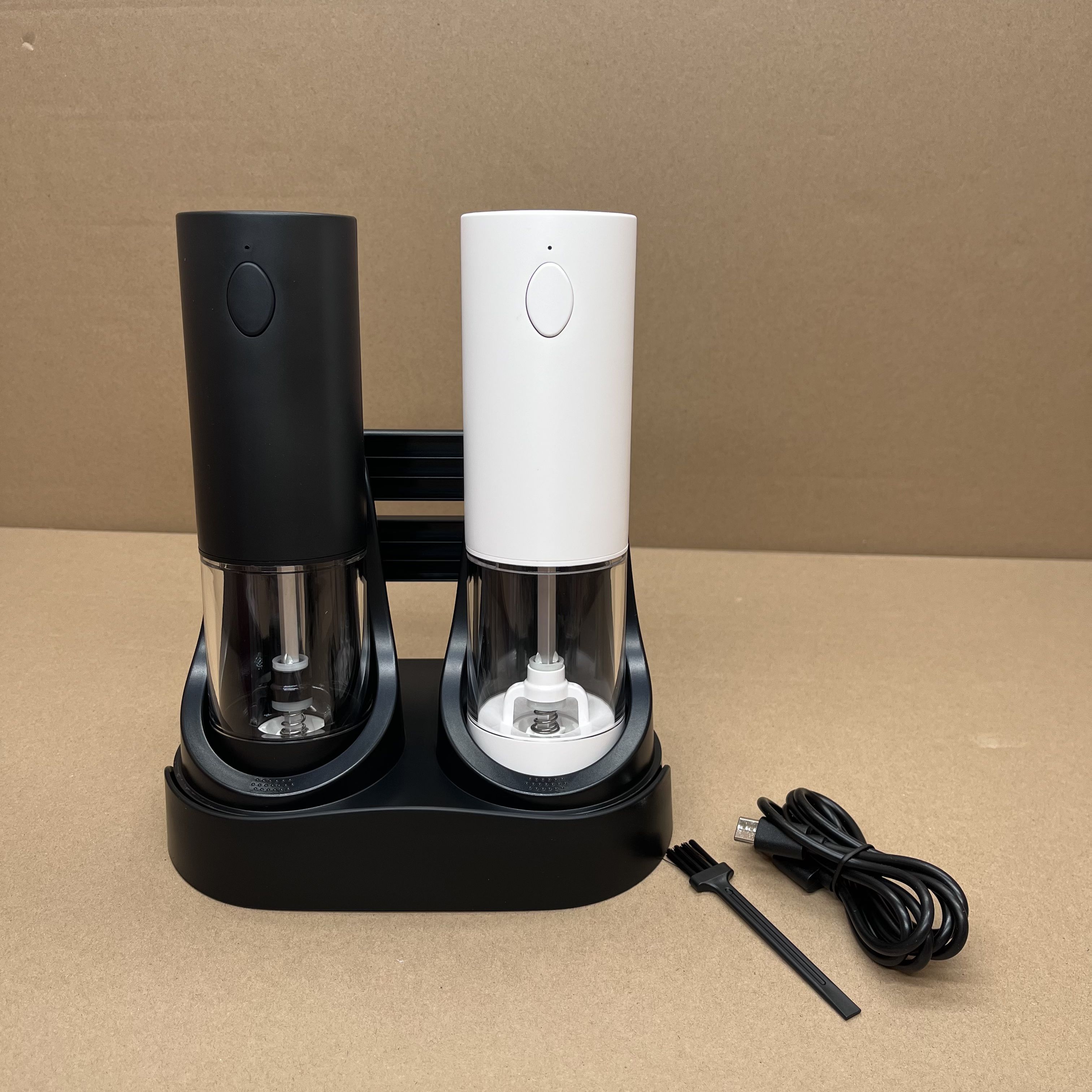 

Черно-белый перезаряжаемый набор мельниц с базовой зарядкой и кнопочным управлением, электрическая мельница для перца