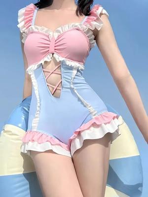 Traje de baño de una pieza dulce y femenino con protección y un lazo.
