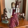 Dziewczyna Trzymająca Konia Statua z Żywicy Anioł Kucyk Figurka Rzeźba Dekoracja Ozdoba na Biurko Domowe Biuro Salon