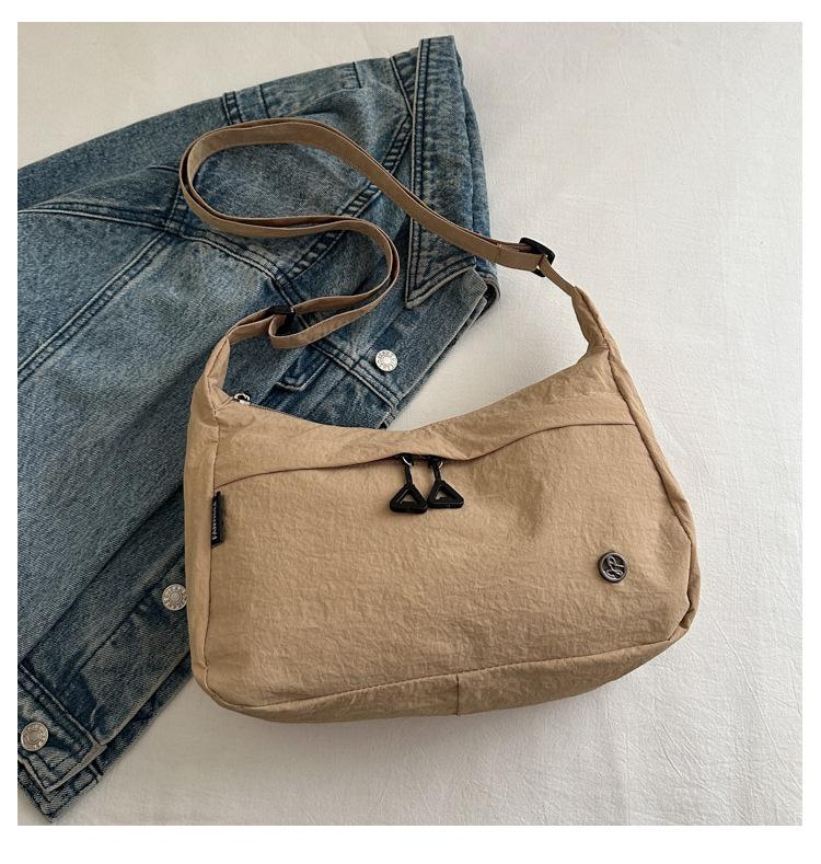 Lightweight going out simple messenger bag multi-functional nylon portable dumpling bag fashionable commuter niche shoulder bag