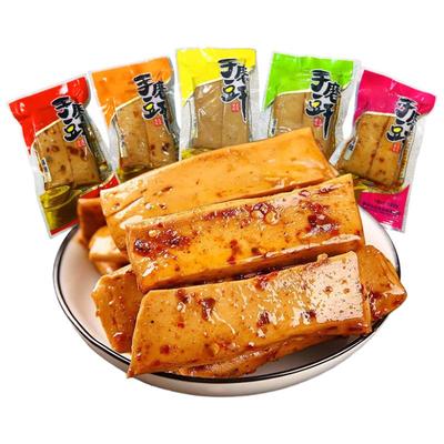 Collations de tofu séché moulues à la main par des artisans