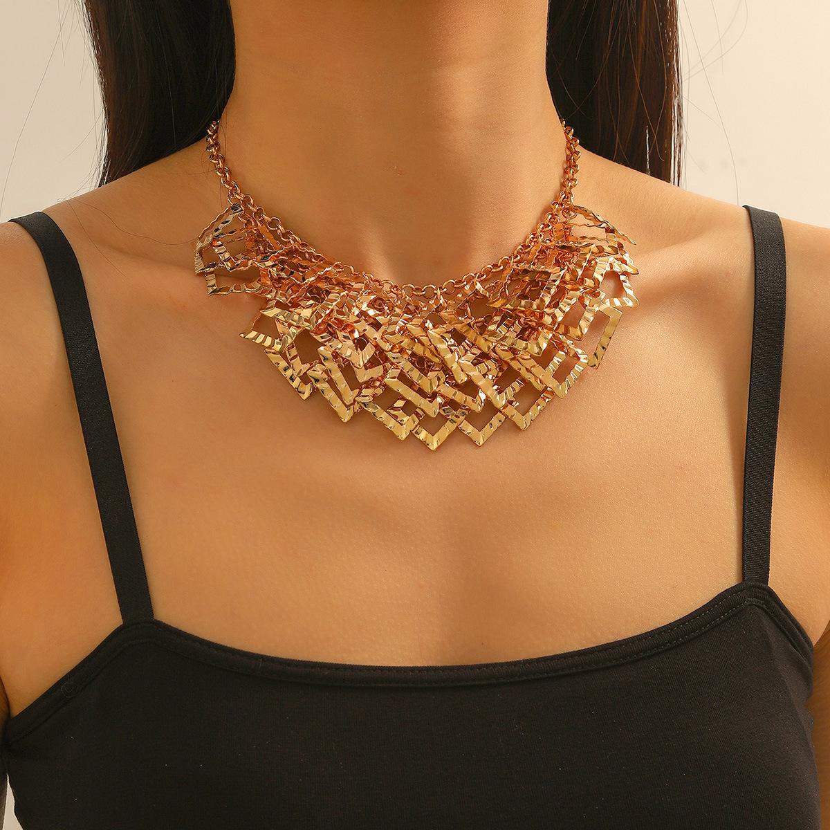 

Смелое и шикарное ожерелье с подвеской в виде листа в винтажном стиле с круглыми бусинами — универсальное железное украшение для женщин, идеально подходящее для повседневного наряда или отпуска