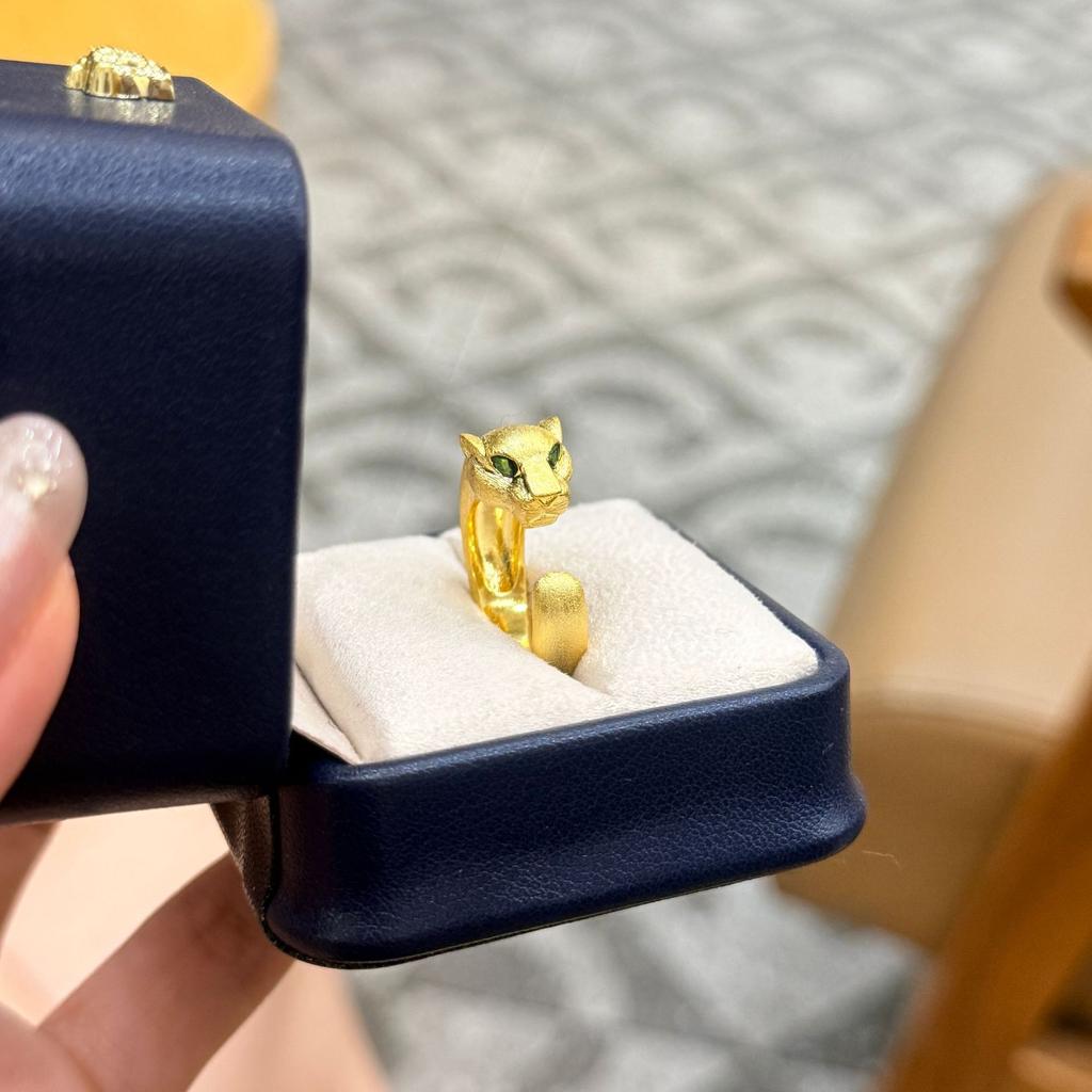 Vintage Italienischer Gold gebürsteter Leopardenkopf Ring, Exquisites Grünes Auge Sternenlicht Mittelalterliche Leichte Luxus High-End Zeigefinger Ring