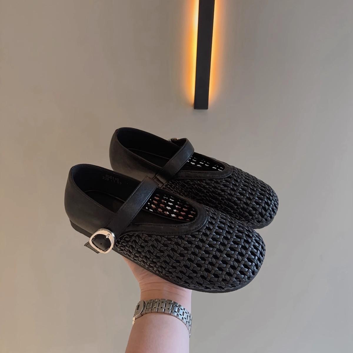 

Французские полые плетеные римские сандалии с пряжкой в виде одного слова женские 2025 новые туфли Мэри Джейн с круглым носком и плоской подошвой с отверстиями 40