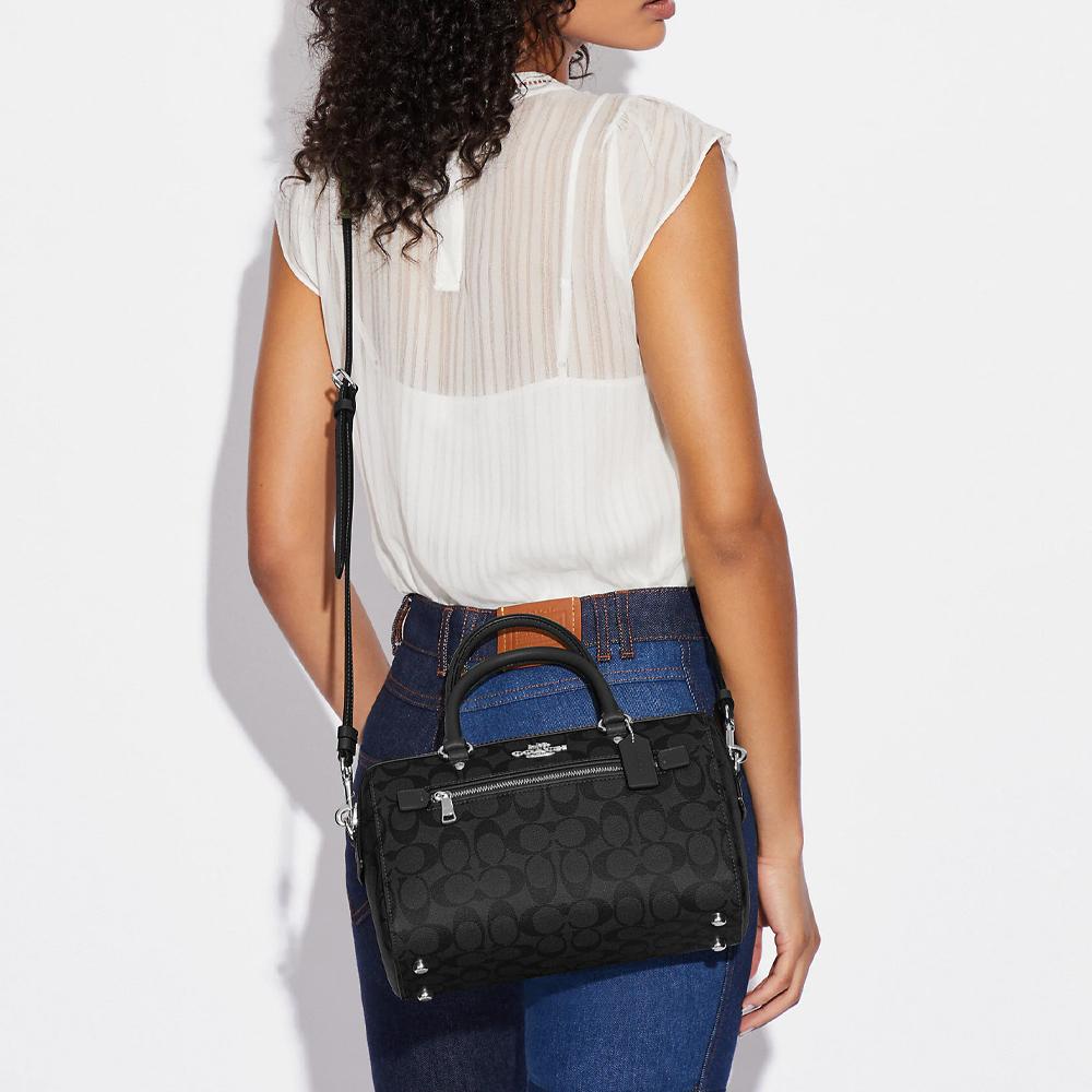 Coach Rowan 27 Klassische Monogramm-Canvas- und Leder-Boston-Kissen-Schulter-Crossbody-Handtasche Mittel Damenhandtaschen Schwarz Grau 83607-SVTSQ