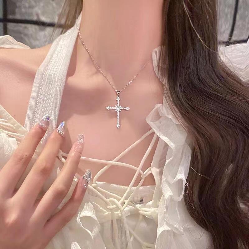 Sweet and cool wind Spice Girl Cross Necklace Female Heavy Industry Diamond Gothic European and American style Necklace Design clavicle chain