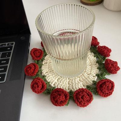 Handgemachte Häkelblumen-Untersetzer Vintage Rosenblumenstrauß-Untersetzer Einzigartige Kaffeetisch-Deko-Accessoires