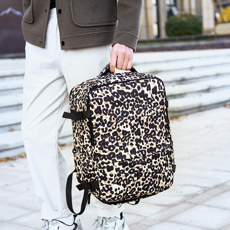 Rucksack mit Leopardenmuster, mehreren Taschen und verstellbaren Trägern