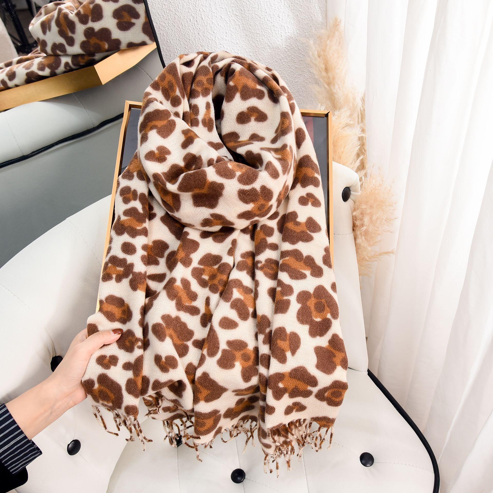 

Classic retro high-end leopard print scarf autumn and winter women s fashionable temperament warm imitation cashmere fringed shawl 67*180 бежевый
