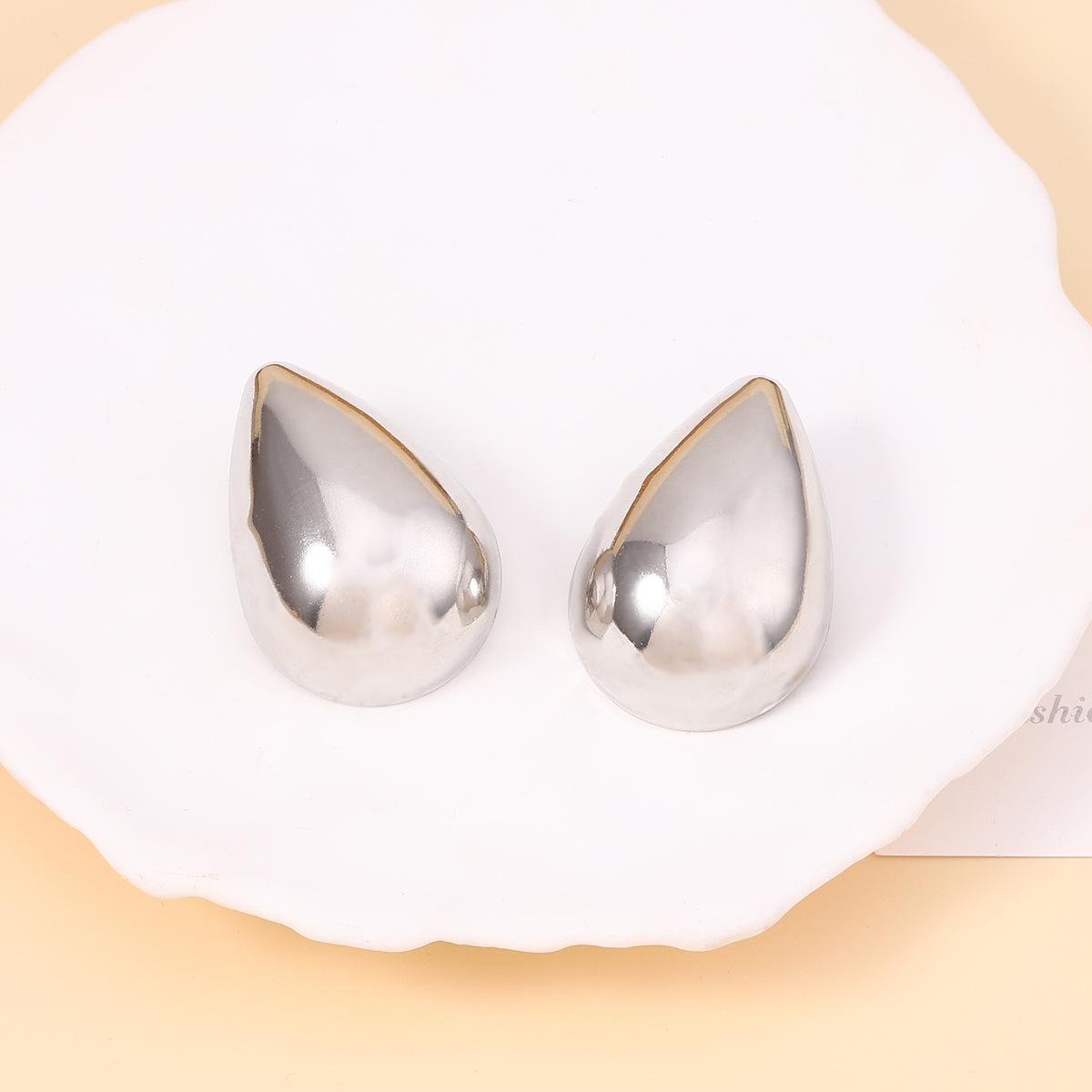 

Ins cold punk style hollowed-out metal smooth teardrop-shaped stud earrings, minimalist design sense, fashionable commuting