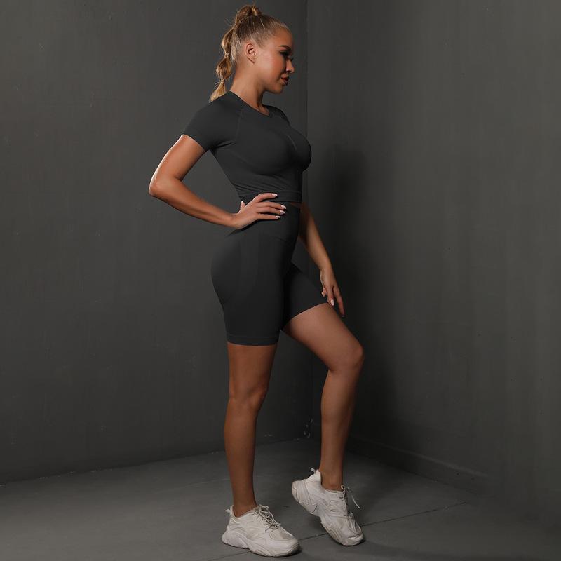 Seamless High-Elastic Yoga Two-Piece Set: Solid Color Peach Butt Short Sleeve and Shorts