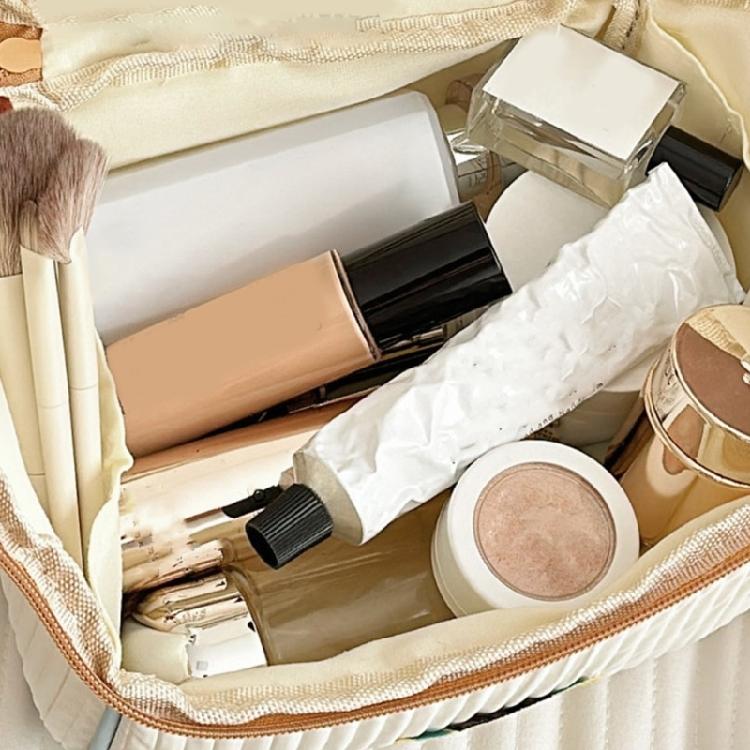 Lightweight Travel Friendly Makeup Bag With Spacious Interior Cosmetic Bag Suitable For Fashion Enthusiasts And Students