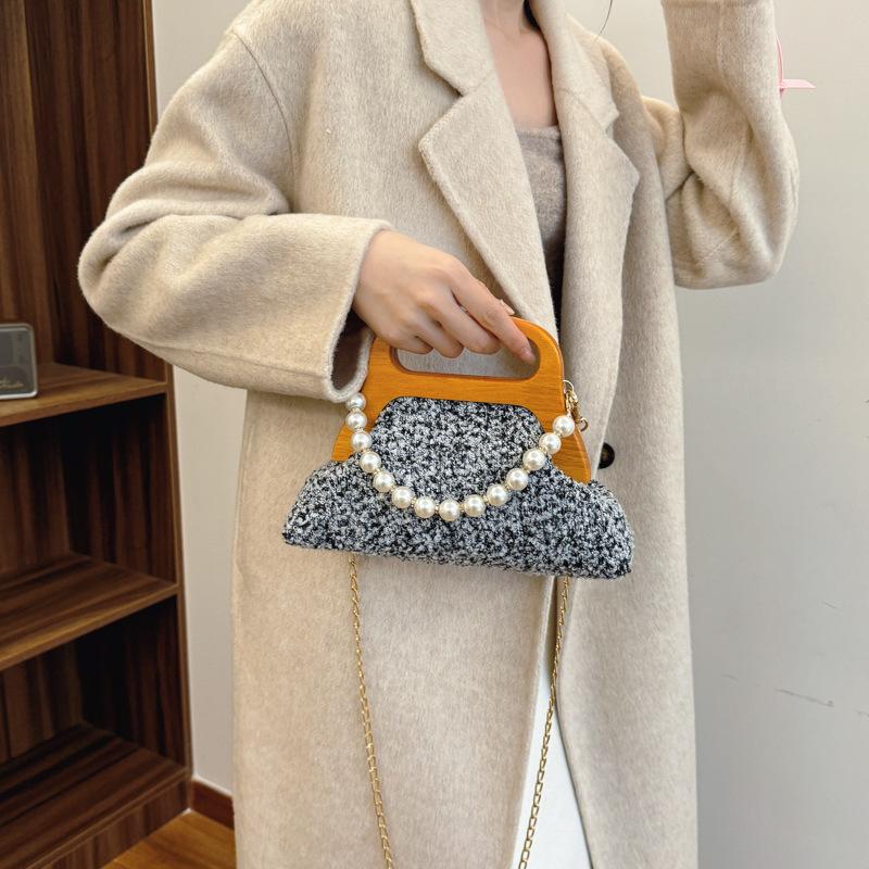 

2025 autumn and winter new pearl chain portable dinner bag national style retro shoulder bag literary trend versatile bags 26*7*18 чёрный