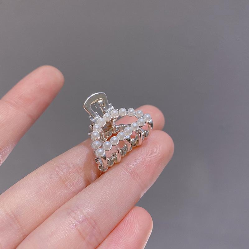 Agrafă de păr coreeană cu fundă dulce din perle: Clips Metalic Elegant & Accesoriu de Păr Minimalist pentru Femei