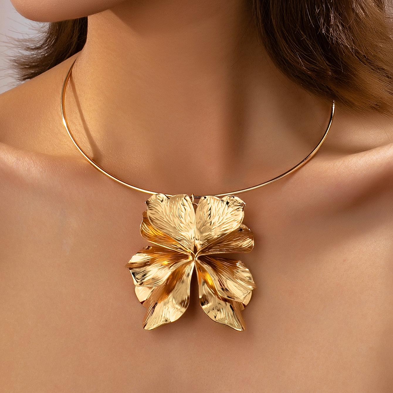 

Women s Choker Necklace with Three-Dimensional Exaggerated Flowers, Simple Design, Suitable for Daily Wear and Parties