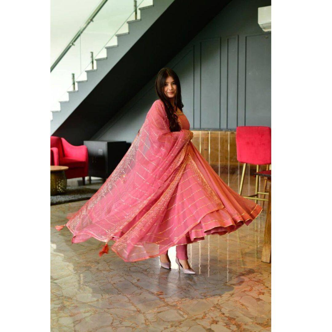 

Фирменное и разработанное платье высшего качества с дупаттой с высокой степенью связи.