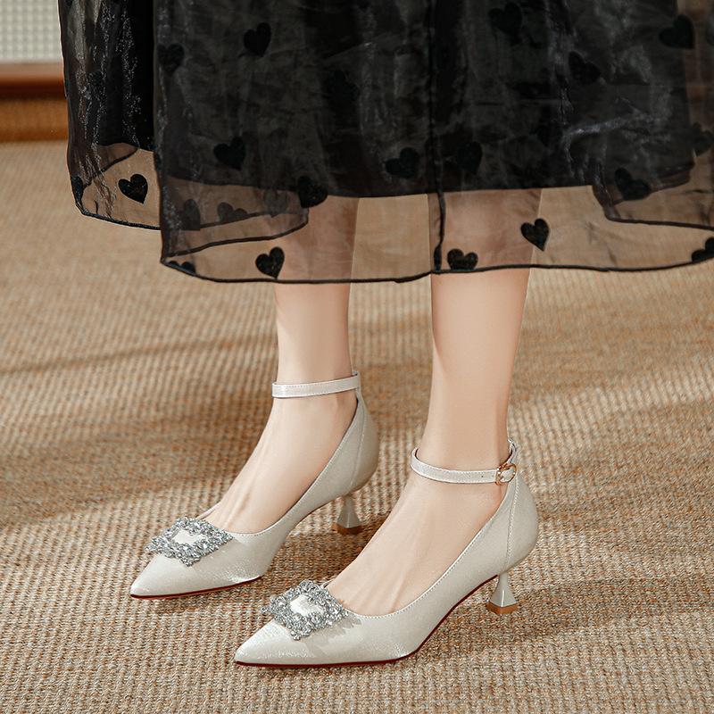 Pointed one-word strap high heels women's thin heels 2025 new Chinese red Xiuhe bridal wedding shoes medium heel single shoes