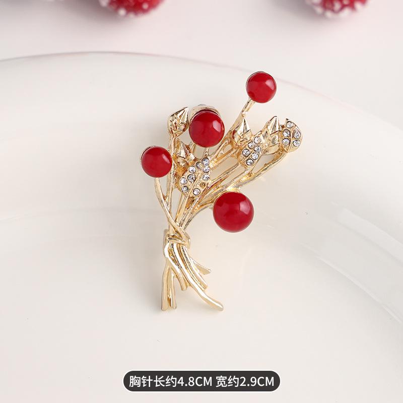 

Праздничная красная серия Модная красная брошь в виде фруктов Элегантная цветочная булавка Одежда Темперамент Простые аксессуары