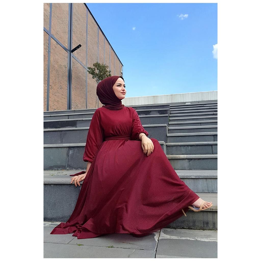 Silbrig-schwarzes Hijab-Abendkleid mit Taillengürtel