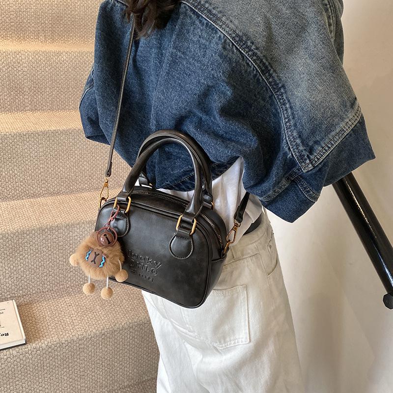 This year's popular versatile portable small square bag 2025 new autumn fashion niche solid color shoulder messenger bag