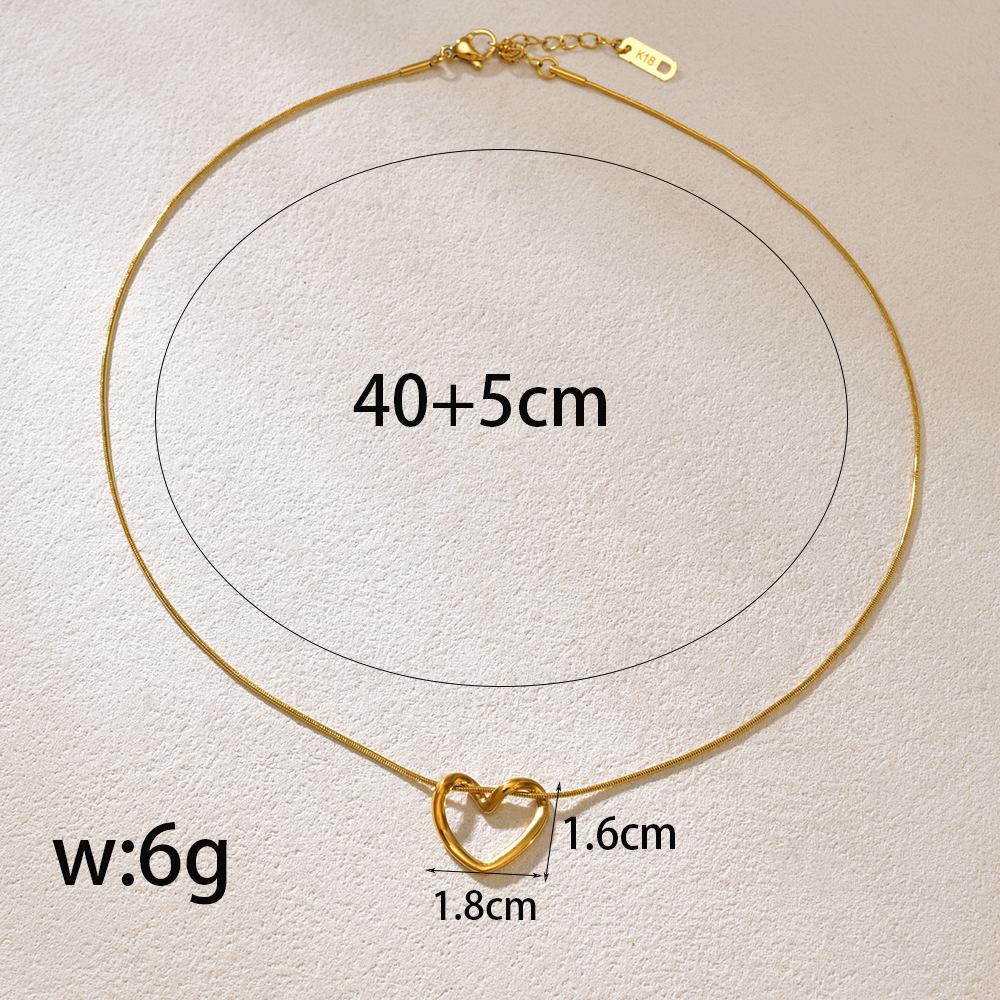 L40 titanium steel hollow heart necklace for women with a light luxury design, heart pendant, temperament, collarbone chain