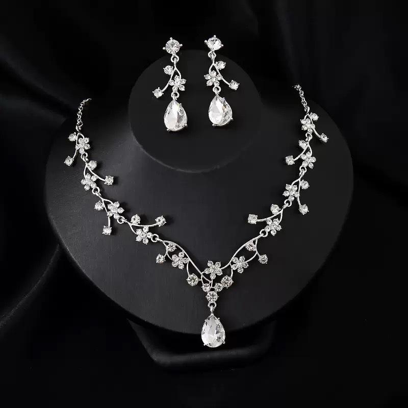 2026 Fashion Sweet Flower Clavicle Chain Earrings Set Bridal Wedding Dress Accessories Two-piece Set