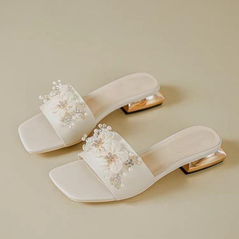 

Крутые тапочки с открытым носком и жемчужным цветком на низком каблуке 2025 года, летние новые наружные тапочки с квадратной головкой в стиле феи 42