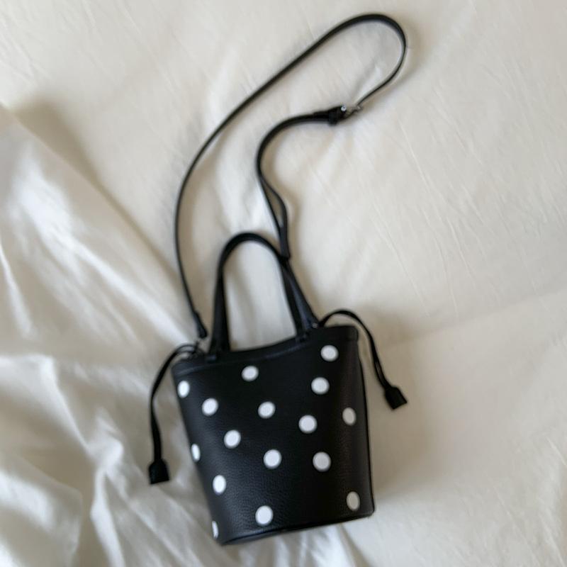 

Trendy niche polka dot handbag women s 2025 new Korean version ins versatile bucket bag super fire messenger bag