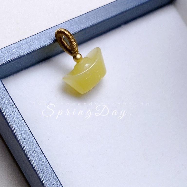 

Amber Drop Pendant Beaded Bracelet with Lotus Pod Charm