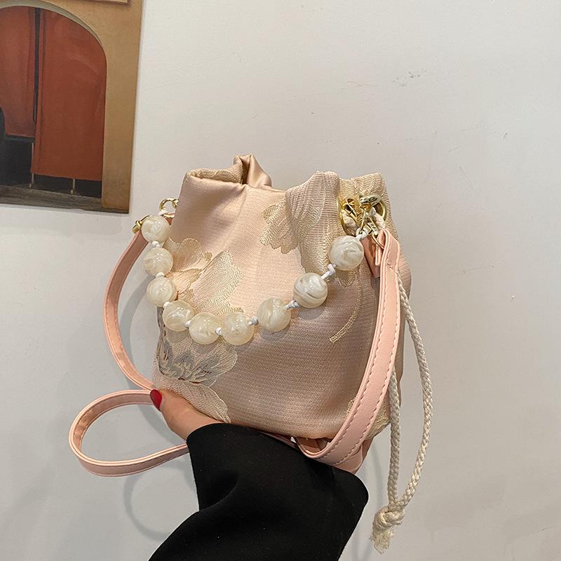

2025 повседневная вышивка бабочками весенне-летняя мода чувство высокого класса бисерная сумка универсальная сумка-ведро розовый