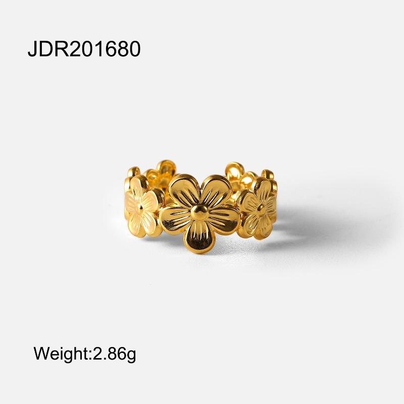 Stainless Steel Retro Heart-shaped Ring - An Elegant and Exclusive Finger Ring Made of Titanium Steel, A Great Accessory for Your Hands.