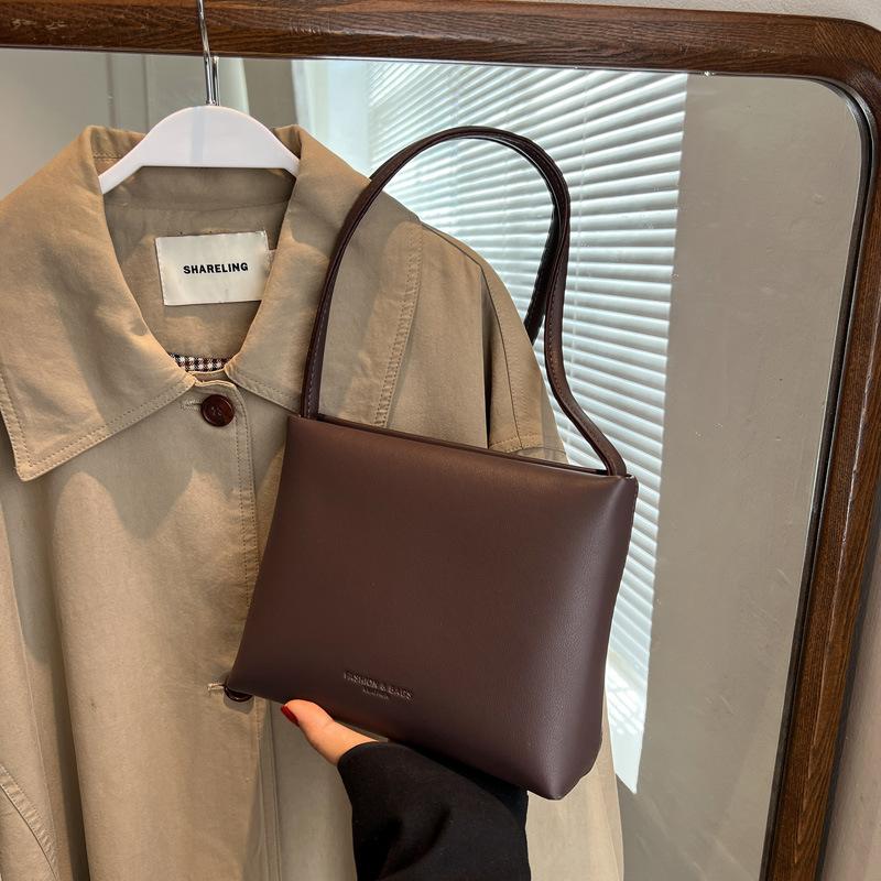 Xiaohongshu live broadcast women's bag supply, this year's popular bag women's high-end sense crossbody niche design single shoulder armpit bag