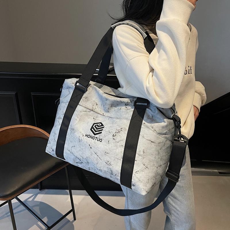 Mehrere Taschen Klassifizierung für Ausflüge und Spielen Tragbare Reisetasche Design zur Trennung von Nass und Trocken Fitness Tasche Kann mit einem Rollkoffer verwendet werden