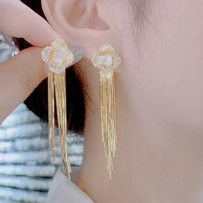 Goldfarbene Strass-Quastenohrringe mit vierblättriger Blume: Trendige japanische und koreanische Hängeohrringe für Damen.