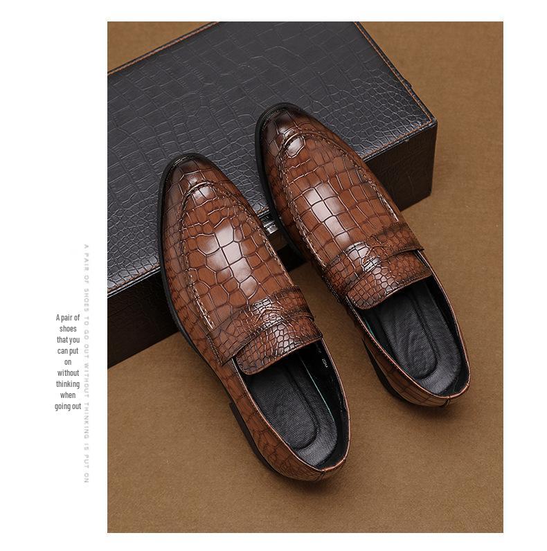 British Men's Crocodile Pattern Shiny Leather Loafers – Pointed Toe Slip-On Shoes for Nightclub Hairstylists, Cross-Border Plus Size Available.