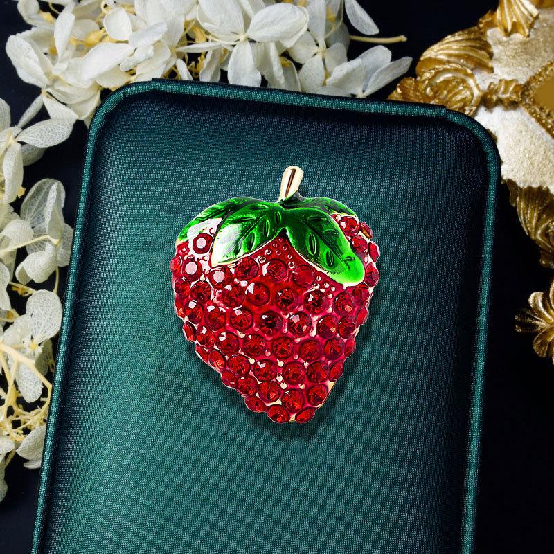 Vintage Style Strawberry Enamel Brooch Pin - Exquisite Gold Tone Fashion Jewelry