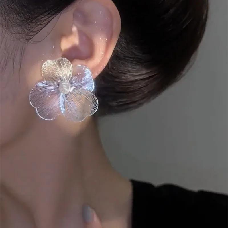 Exaggerated Hollow Metal Pearl Flower Earrings for Women able Simple Daily Accessories Party Jewelry Birthday Gifts