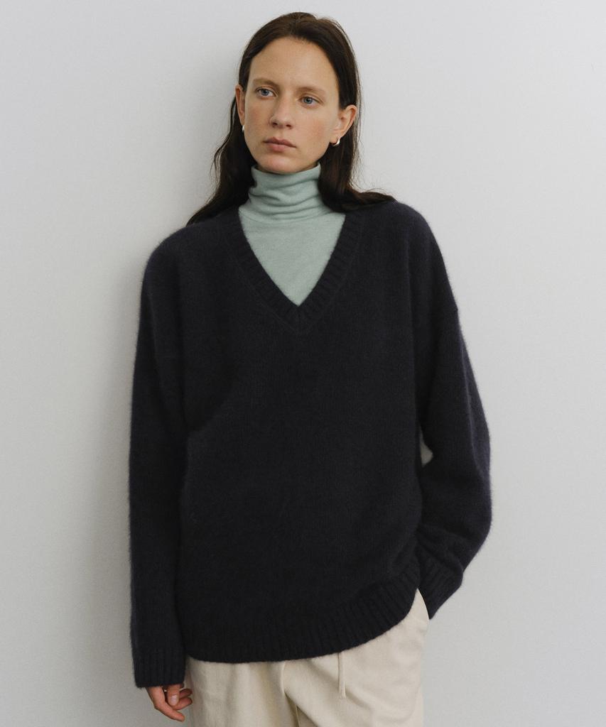 Yulago Super Fine Raccoon V-Neck Knit