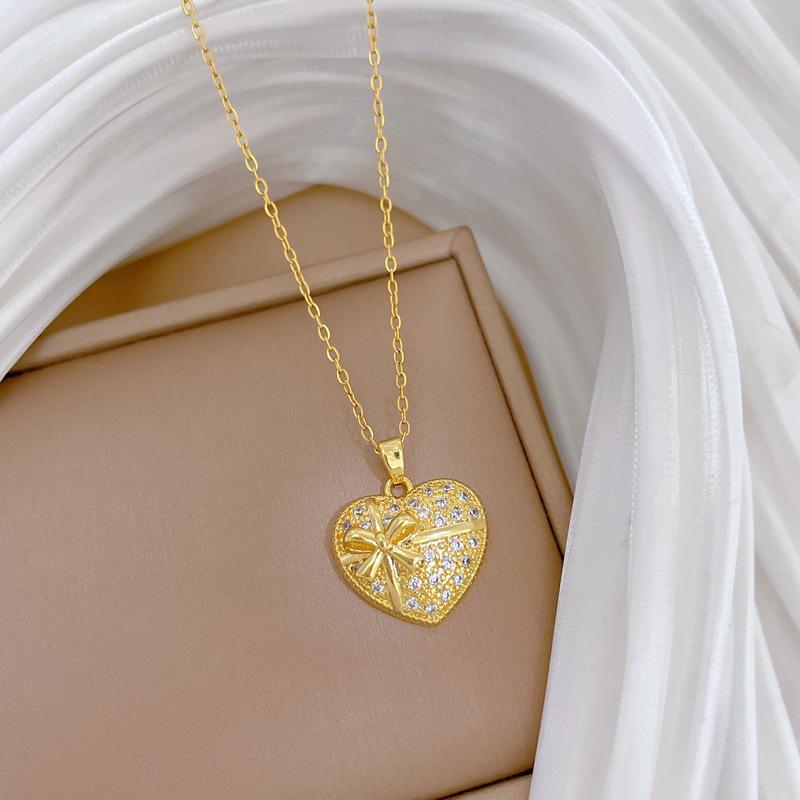 Love Flower Full Diamond Light Luxury Temperament Gorgeous Full Diamond Necklace Female Versatile Collarbone Chain Titanium Steel Chain