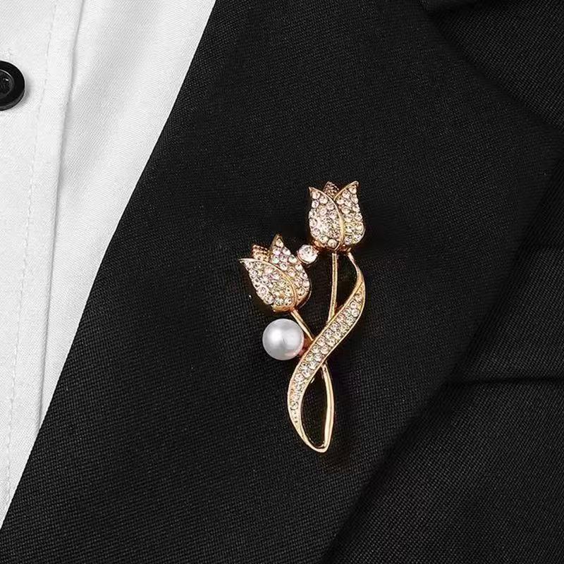 Elegant Retro Tulip Pearl Tassel Brooch for Women – High-End Qipao & Jacket Accessory