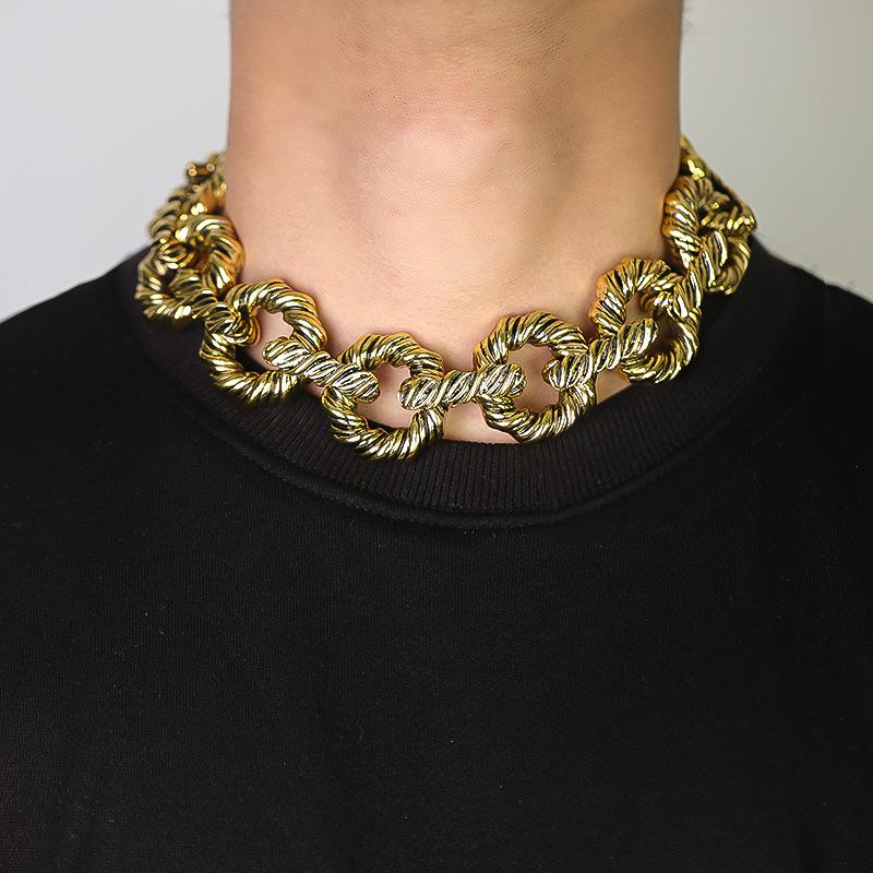Bohemian kulatá slitinová sada náušnic, náramku a náhrdelníku v moderním distressed stylu.