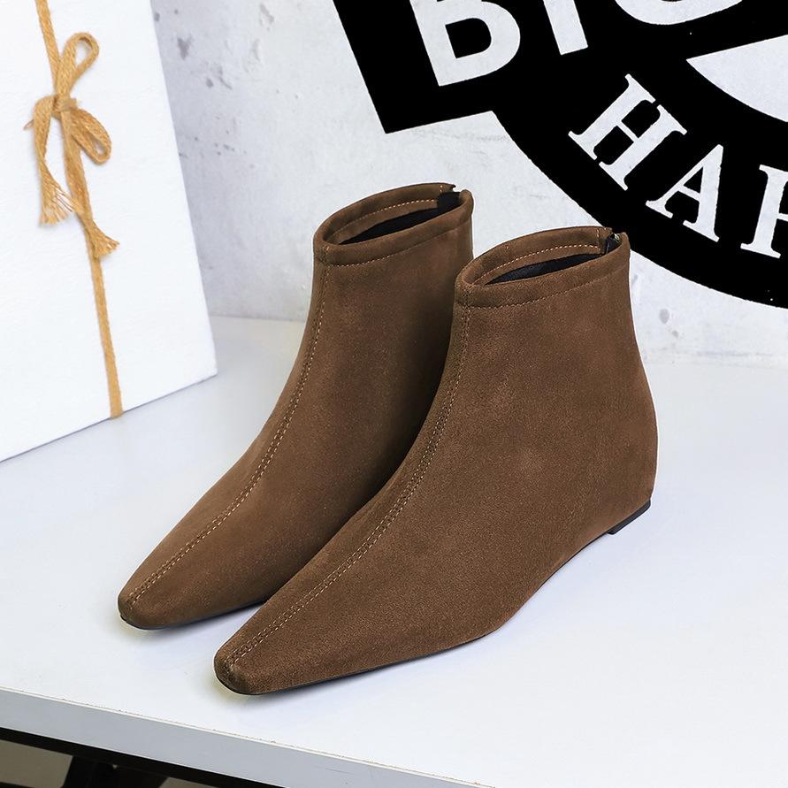 Einfache und vielseitige Damenstiefel mit innerem Absatz, Wildleder-Kurzschaft, kleine eckige Spitze, Pediküre, dünne und nackte Stiefel