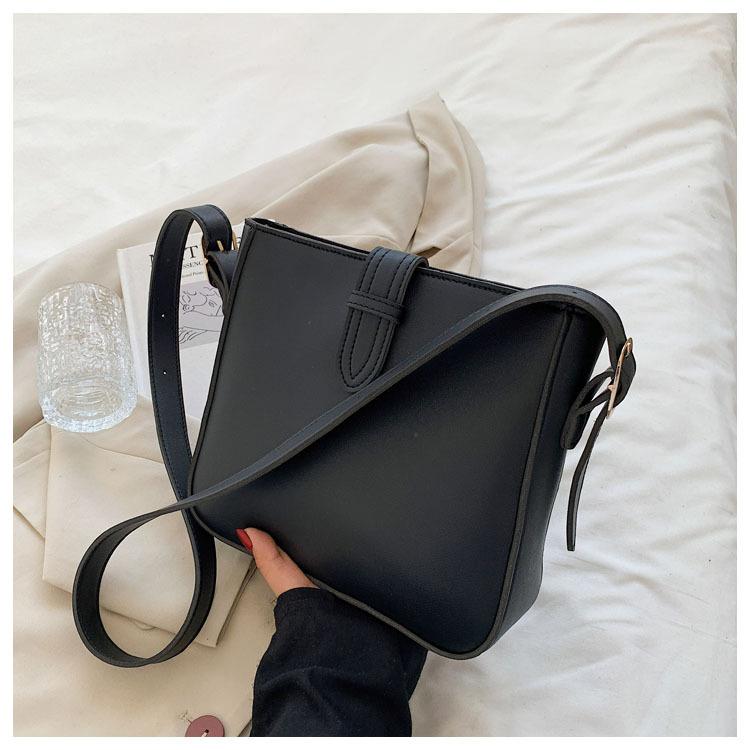 

Маленькая сумка женская новая модная текстурная сумка через плечо, сумка-мессенджер, простая повседневная универсальная осенне-зимняя сумка-ведро чёрный