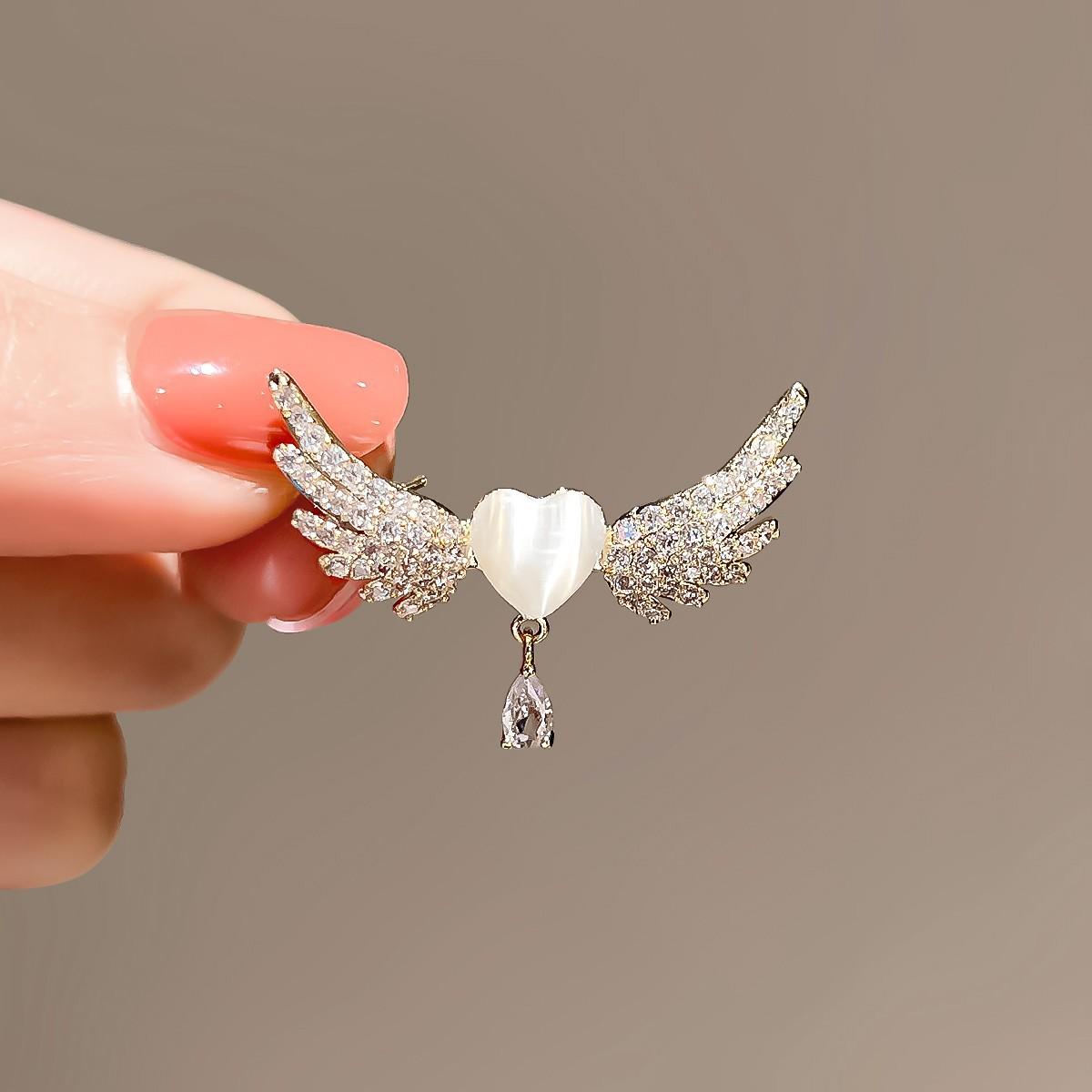 

Luxury Shiny Crystal Angel Wings Moonstone Heart Brooches for Women Men Classic Cute Clothes Lapel Pin Brooch Jewelry Gifts