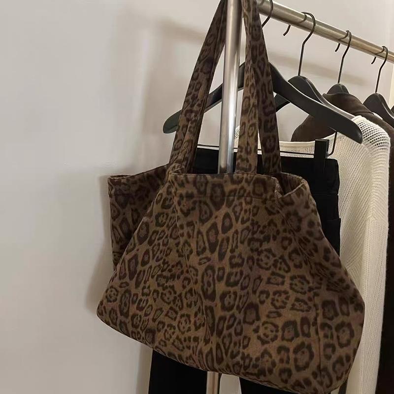 Yogodlns Retro Leopard Print Niche Commuter Large Capacity Shoulder Bag Totes Autumn and Winter New Travel Underarm Bag