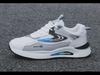 Atmungsaktive weiße Mesh-Sportschuhe mit dicken Sohlen