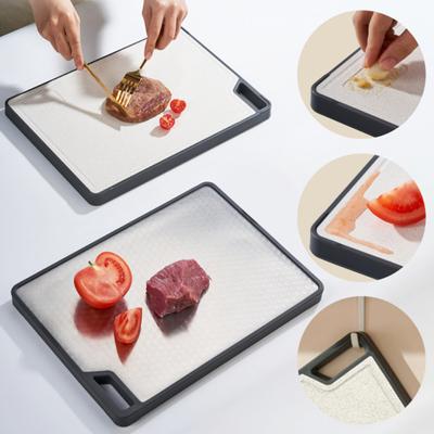 Oboustranná krájecí deska s plochou na strouhání česneku, drážkou na tekutiny, nepřilnavým povrchem a otvory pro zavěšení, krájecí deska 2 v 1